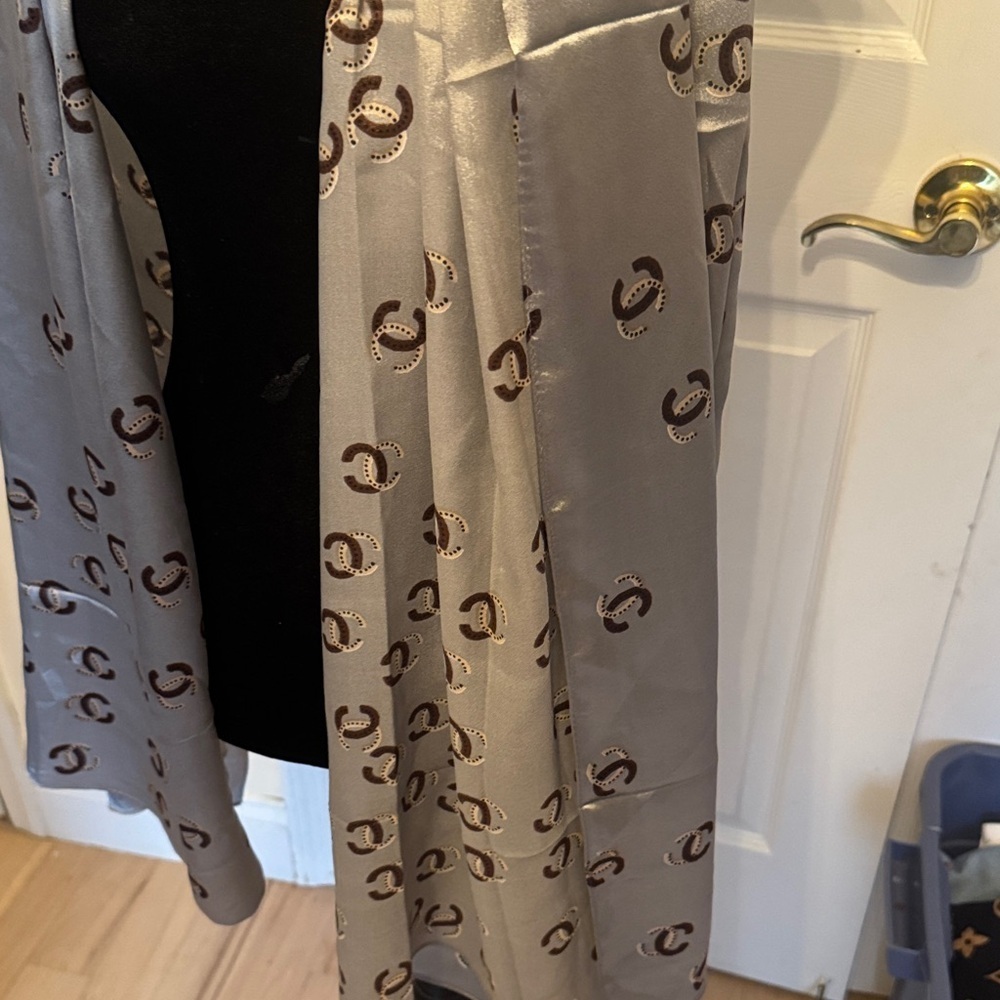Elegant Silver Patterned Shawl - Picture 15 of 16